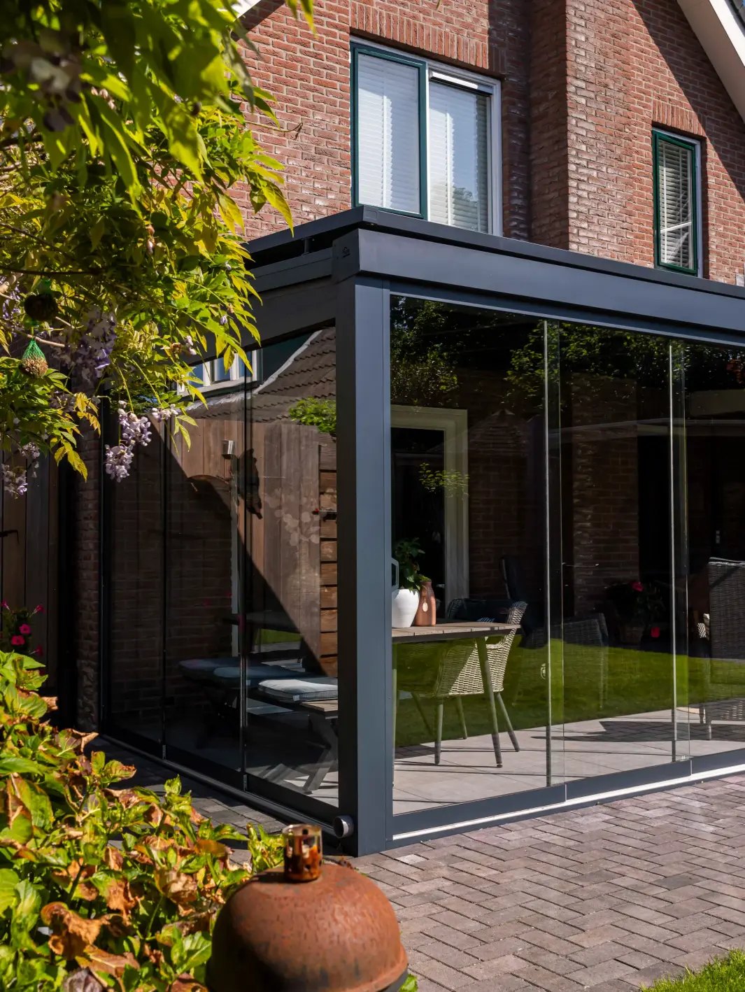 Aluminium overkapping tegen woonhuis