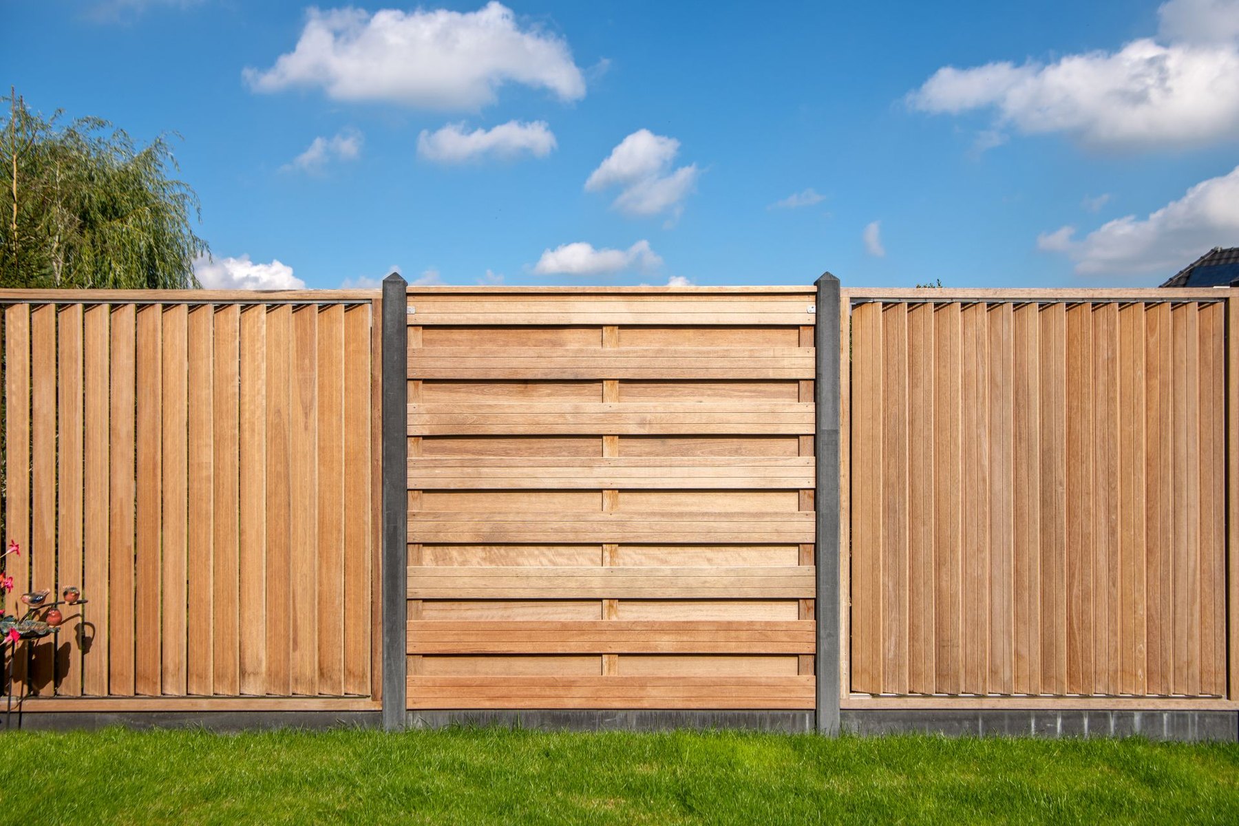 Zwarte schutting met betonpalen