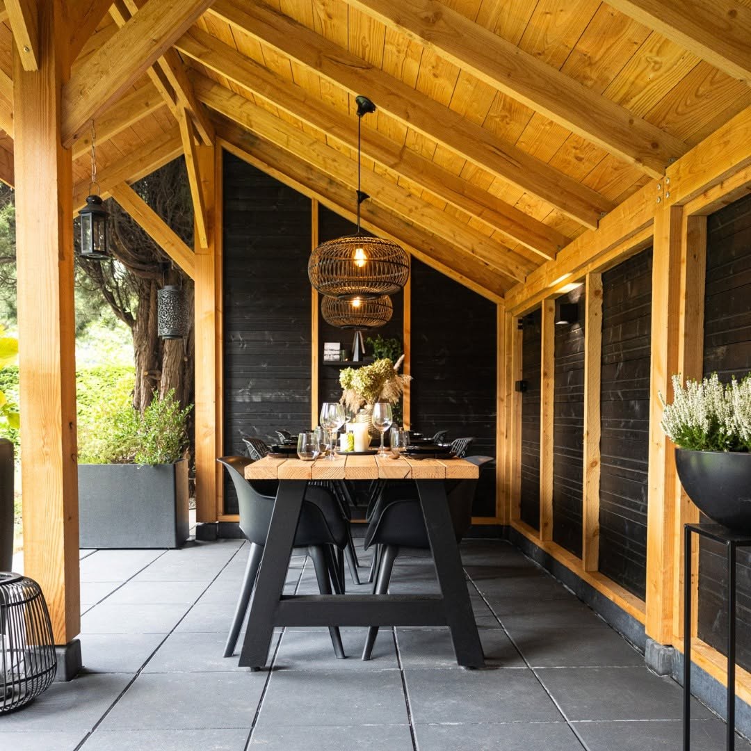Eettafel onder houten kap