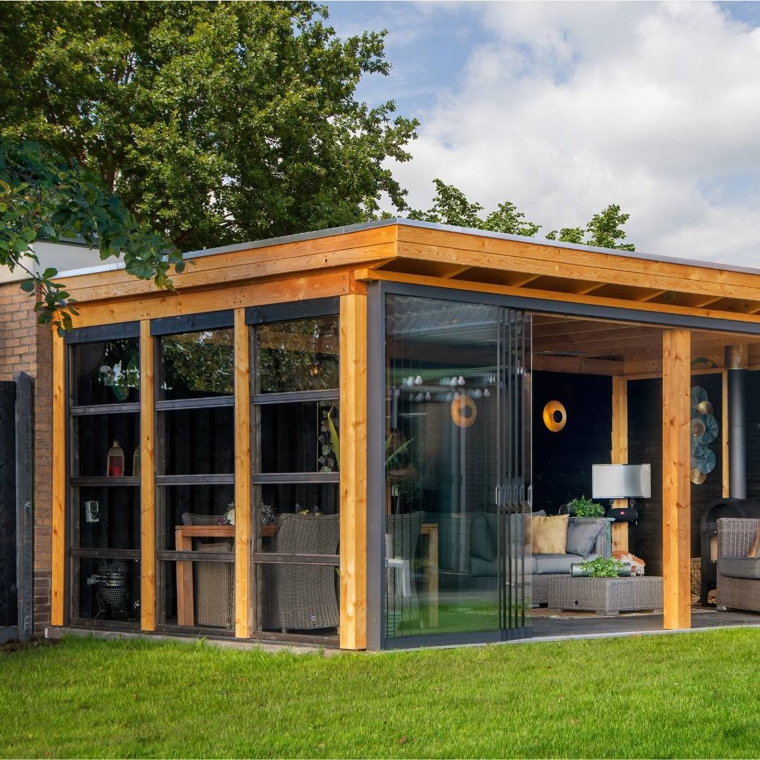 Douglas tuinkamer met zwart hout en glazen wanden