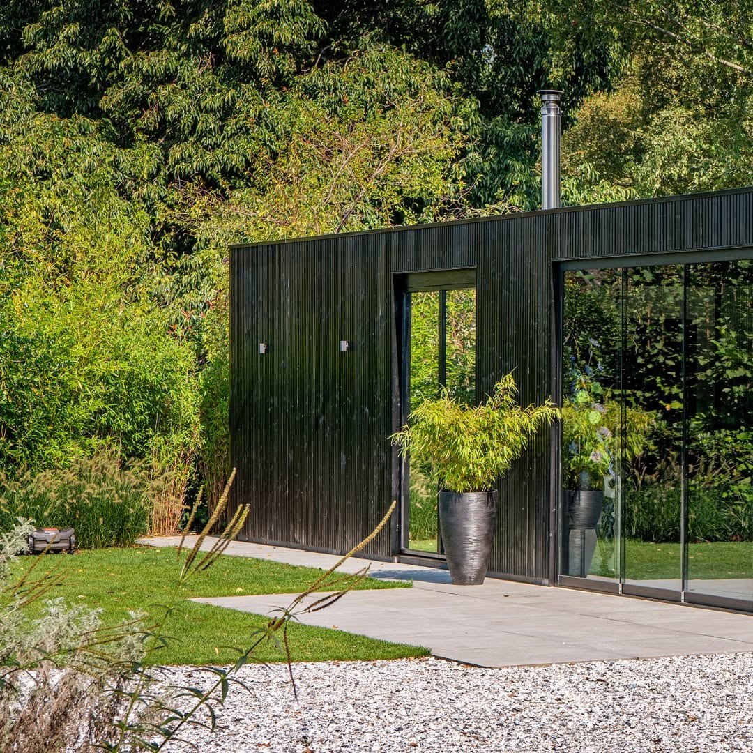 Zwarte tuinkamer met glas in het groen